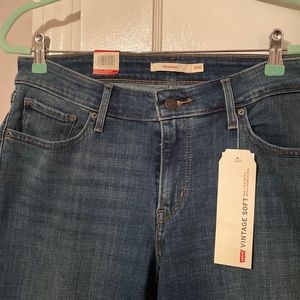 NWT Levi’s 711 skinny mid-rise medium wash 16W